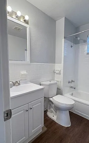 Westwinds Apartments — Photo 11
