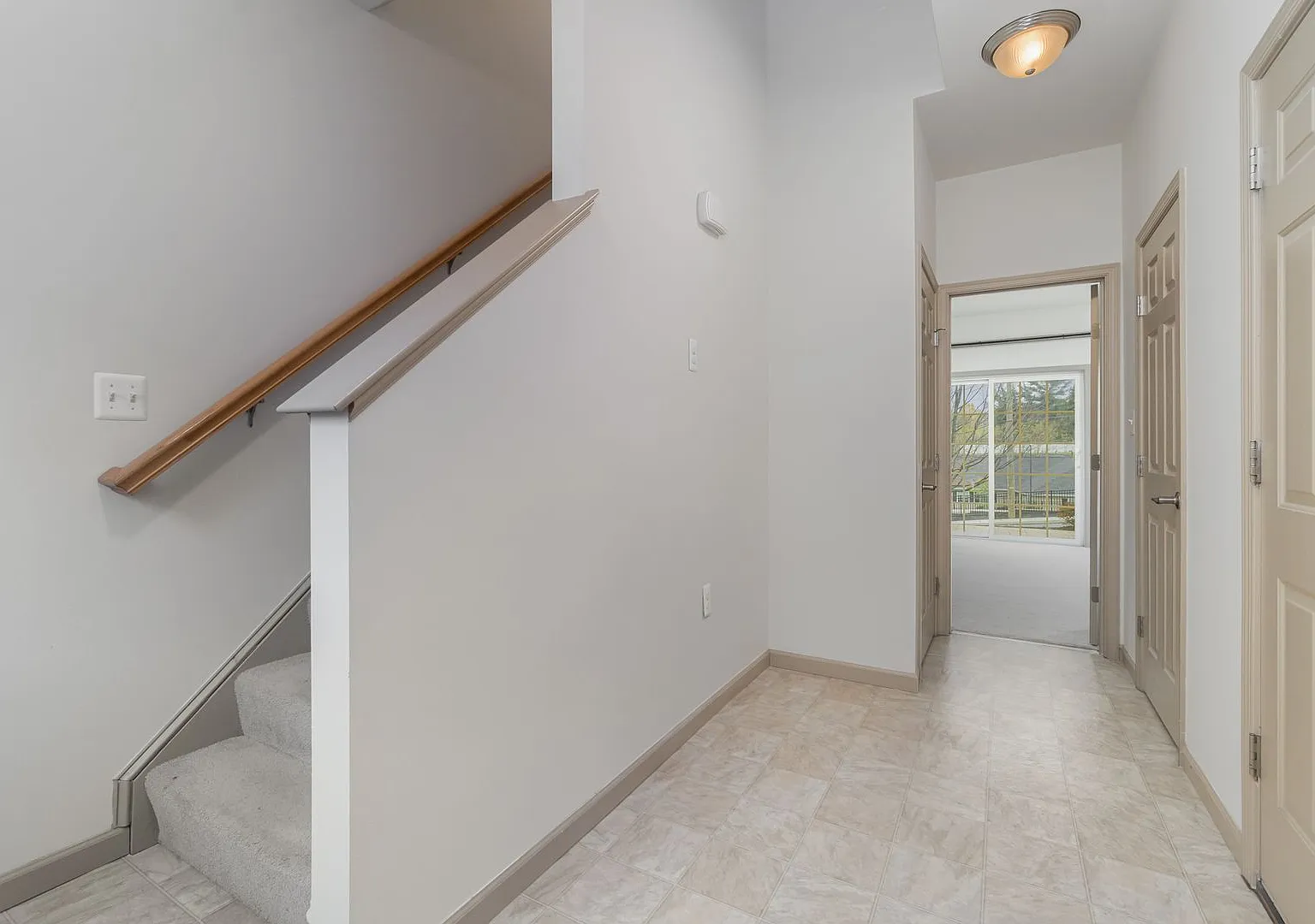 Welcome to this charming 3-bedroom, 2.5-bathroom house located in Lemoyne, PA. — Photo 4