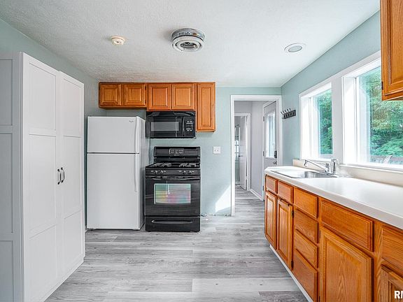 5th image of 305 S 8th St