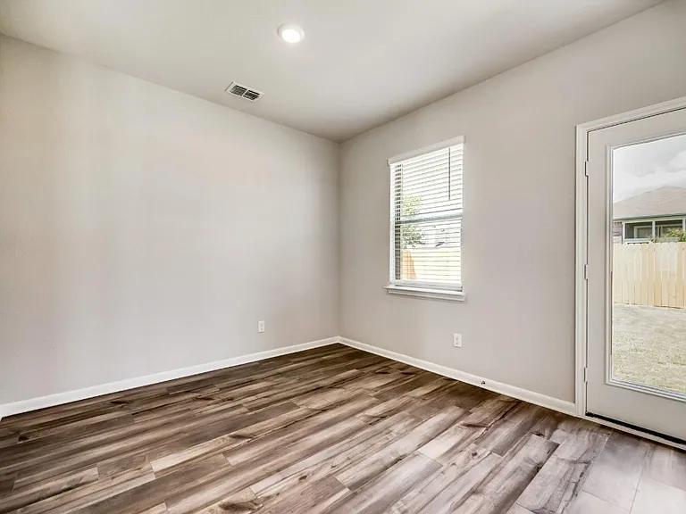 905 Calhoun Dr — Photo 6