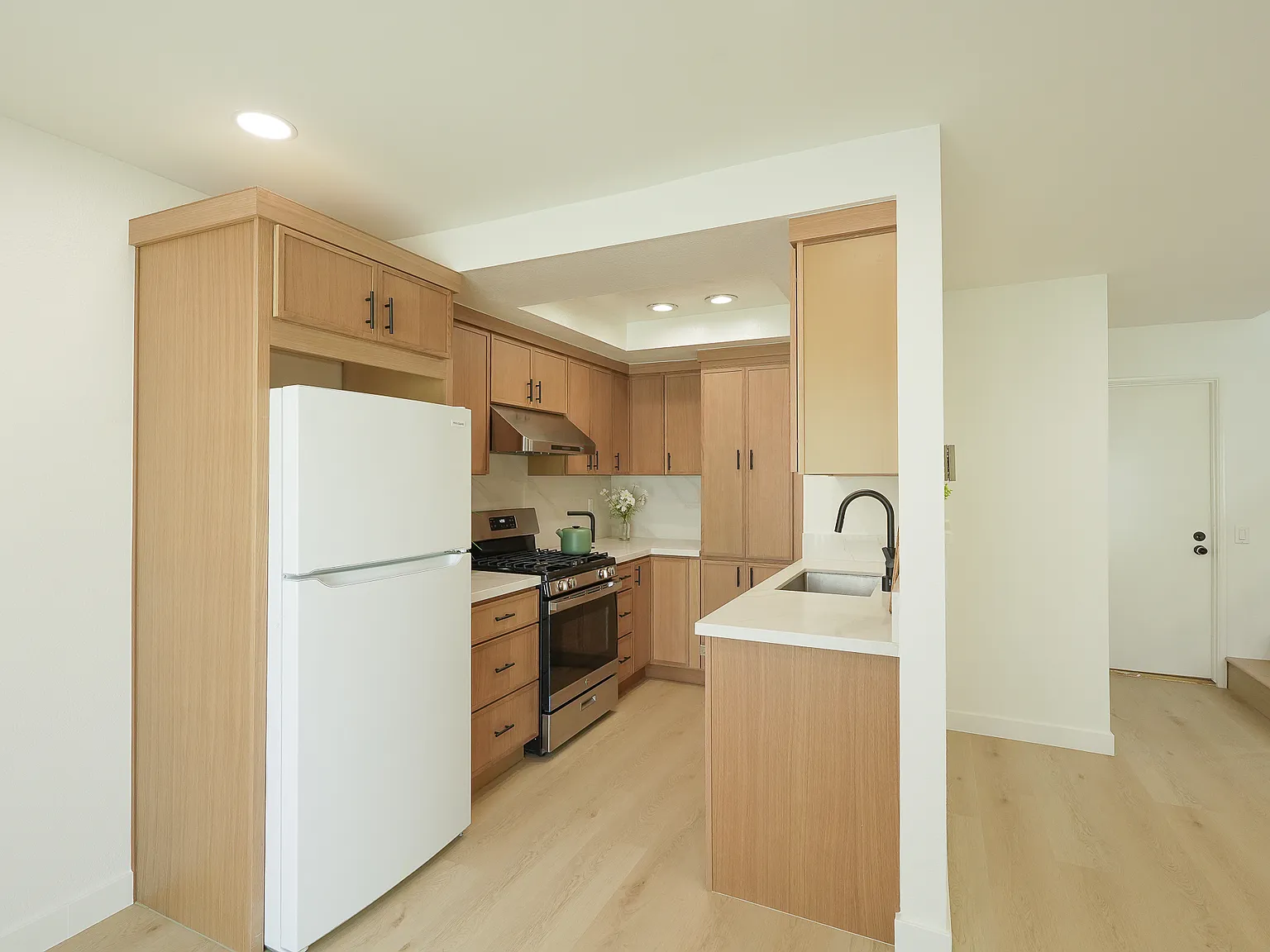 3 bed, 2.5 bath, 1225 sqft, $4,300 — Photo 3