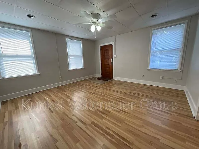 324 N Jackson St — Photo 3