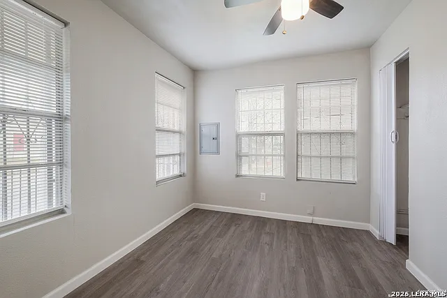 325 S Hackberry St — Photo 13