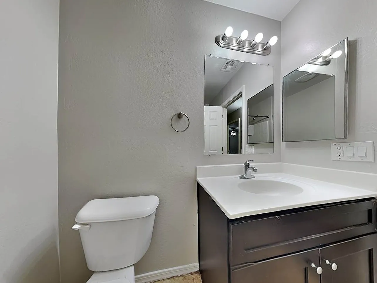 Refined and Spacious Residential Property — Photo 1