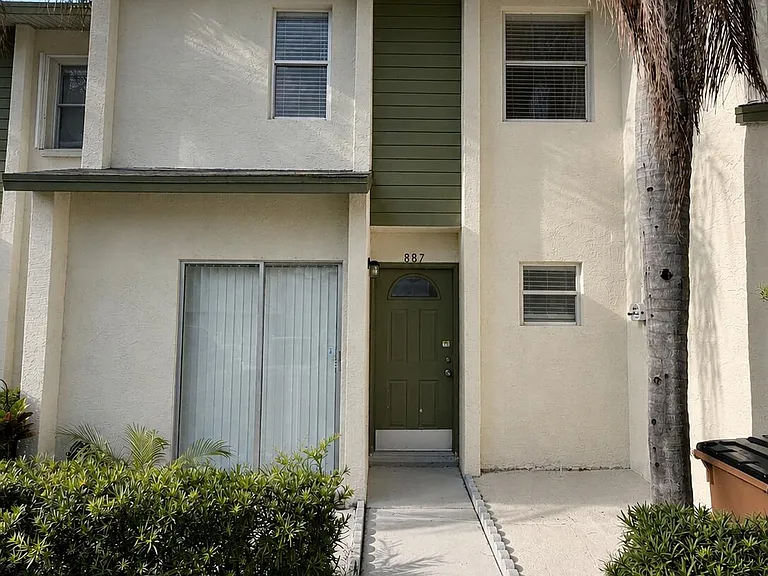 887 Crystal Lake Dr — Photo 2