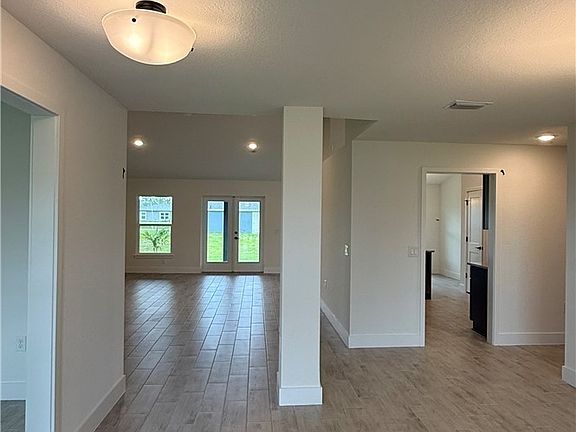 4th image of 563 Windermere Dr