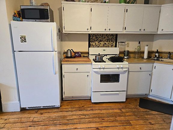 3rd image of 908 Willow Ave #4