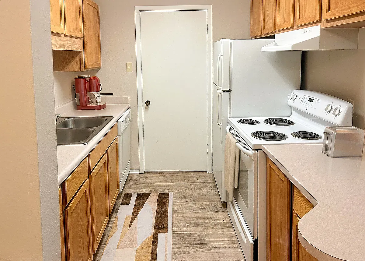 Diamond Lakes Apartment Homes — Photo 3