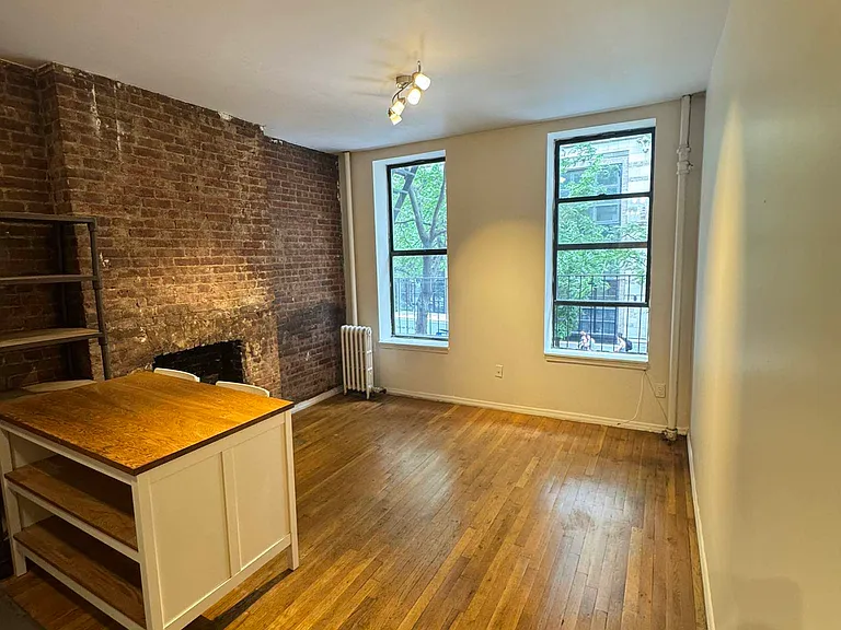 449 W 37th St #2FE — Photo 7
