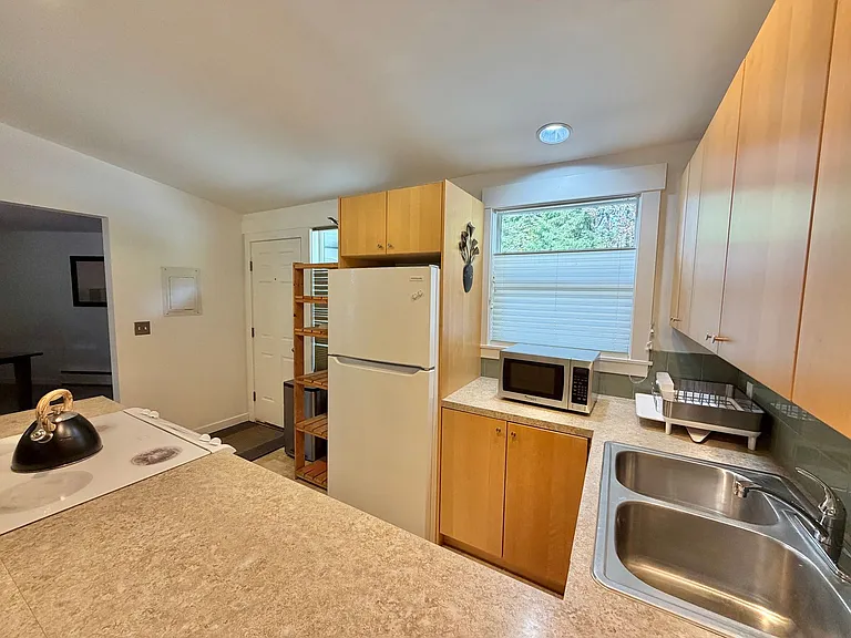 1574 NE Park View Dr #3 — Photo 6