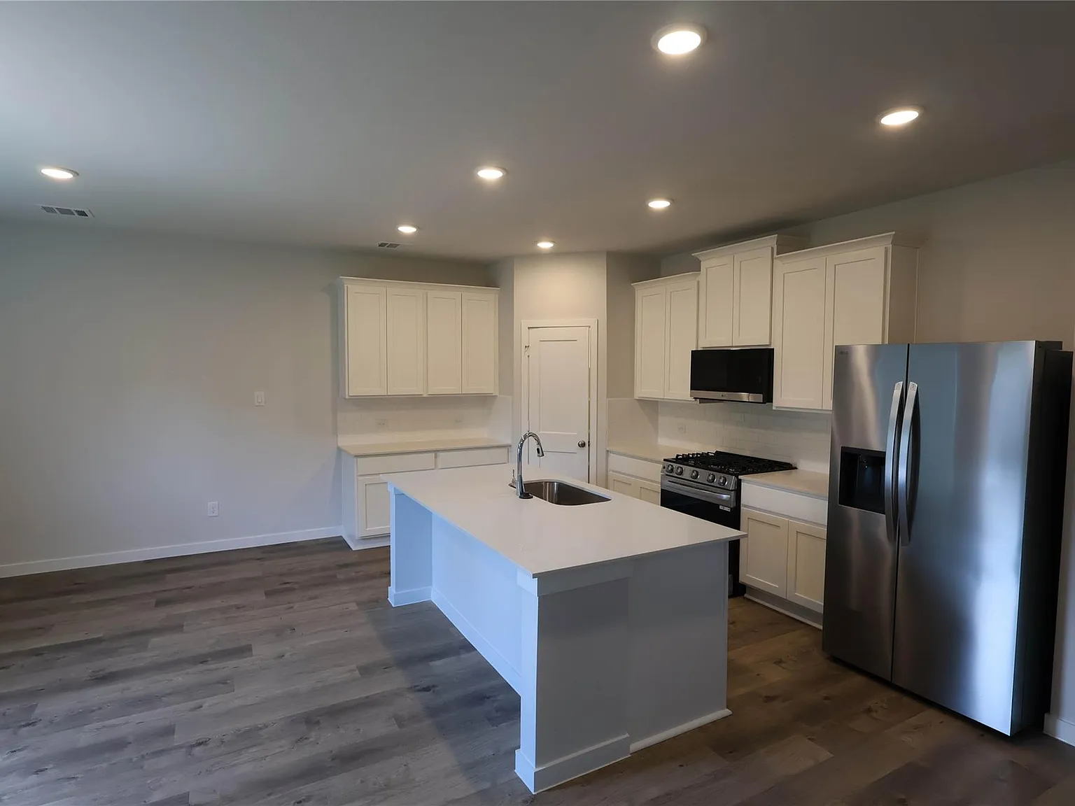 4 bed, 2.5 bath, 1897 sqft, $2,200 — Photo 4