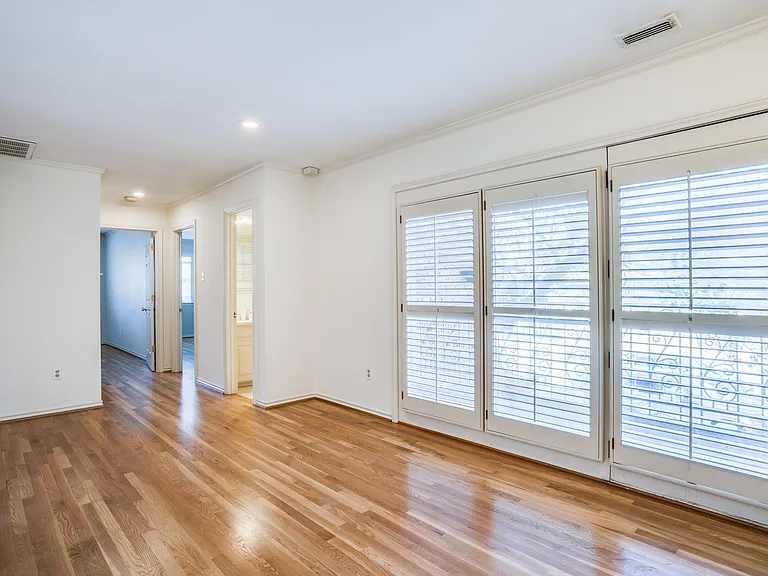 4100 Lovers Ln — Photo 29