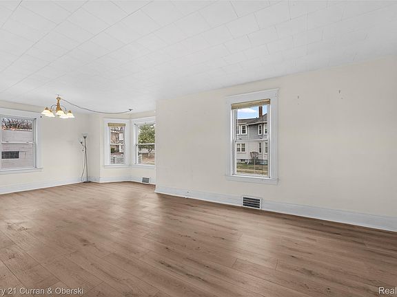 5th image of 902 S Washington Ave