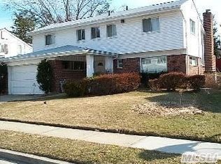 39 Randy Ln, Plainview, NY 11803