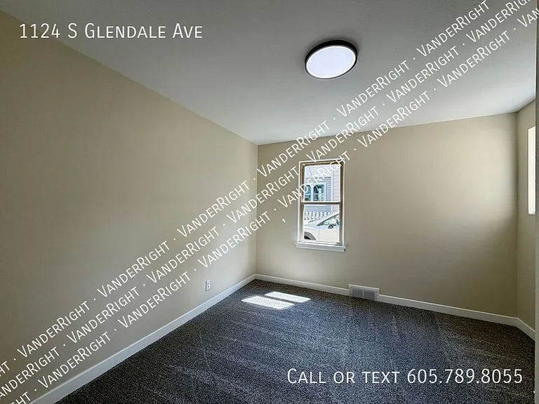 1124 S Glendale Ave — Photo 17