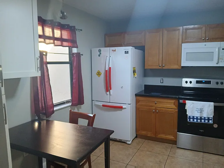 1108 Lakeview Dr E — Photo 2