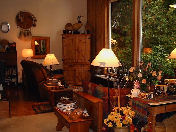 Greatroom : Great room is 32 foot by 18 foot with 20 foot high ceiling