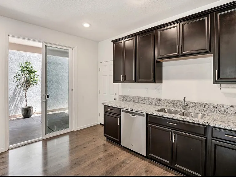 11030 International Dr — Photo 25