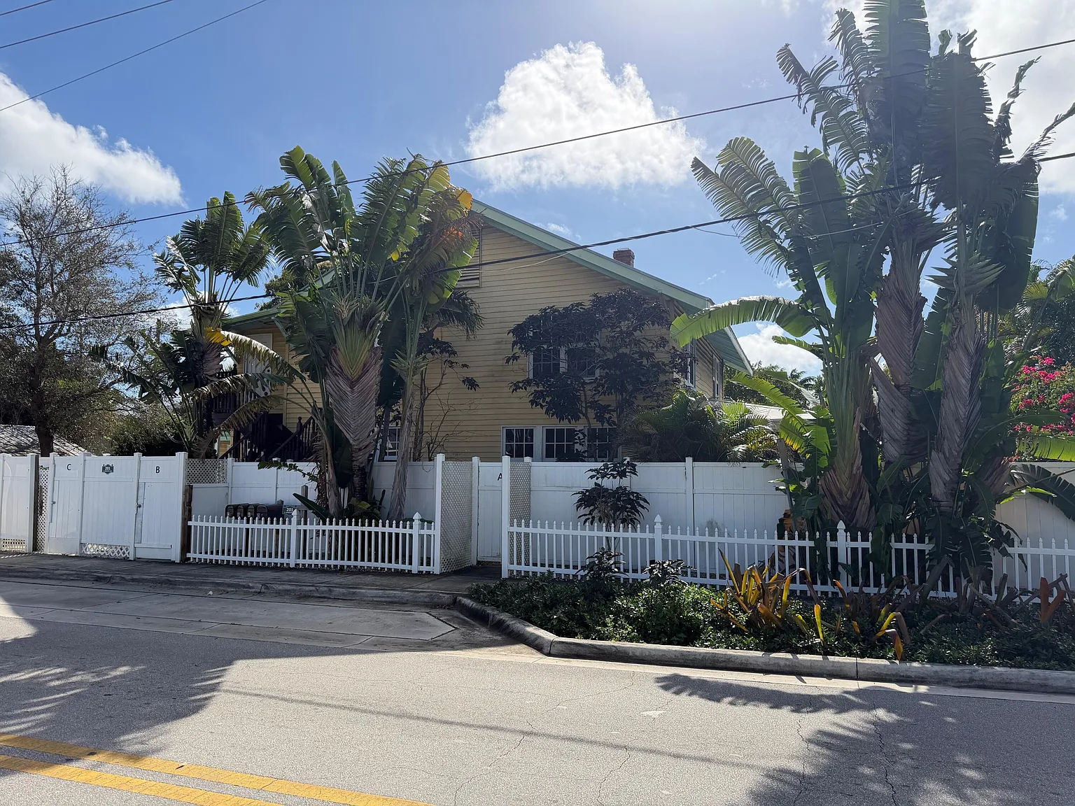 1 bed, 1.0 bath, 420 sqft, $1,900 — Photo 1
