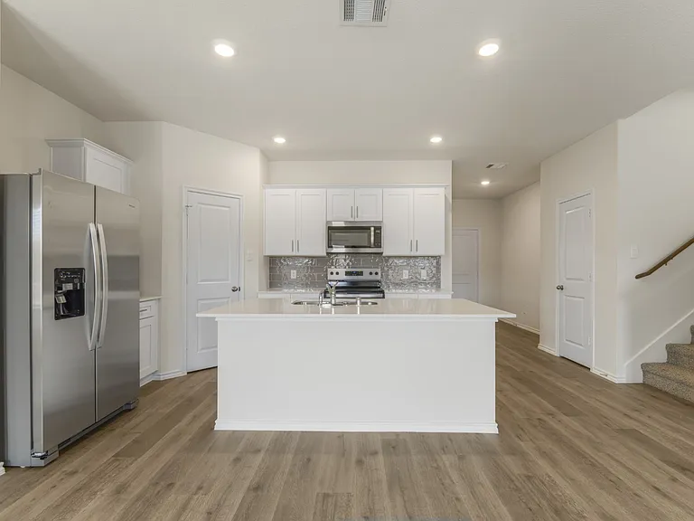 1570 Brooke Dr — Photo 2