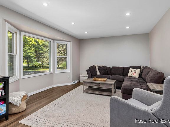 4th image of 9558 Summit Ave NE