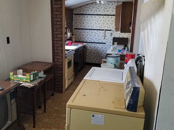 5th image of 675 Holton St