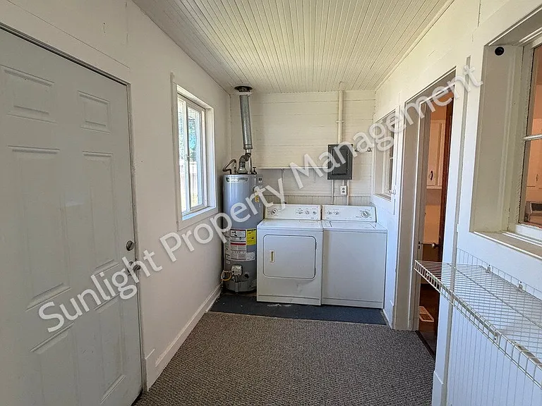 903 E 4th St — Photo 8