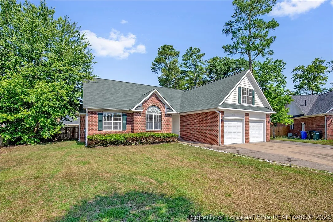 4 bed, 2.0 bath, 2209 sqft, $1,900 — Photo 2