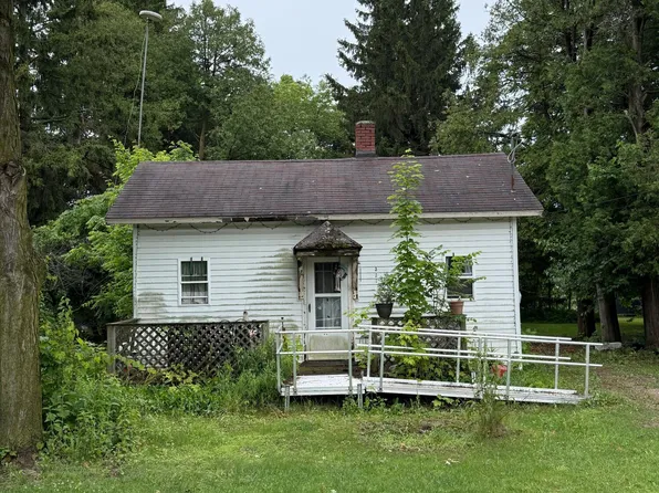 327 W Pine St, Stanton, MI 48888