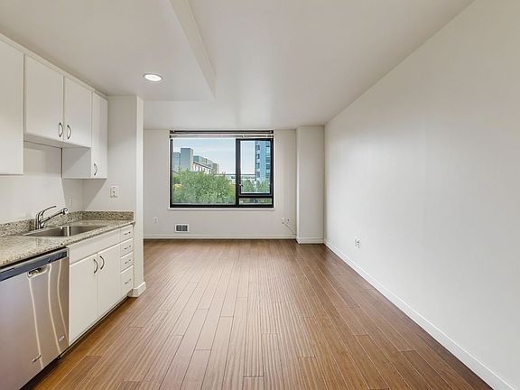3rd image of 250 King St #538A
