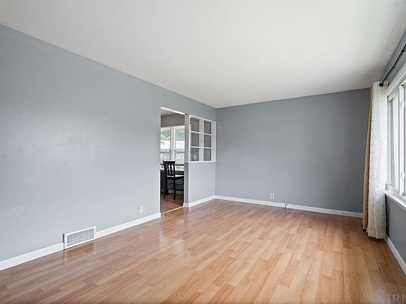 5th image of 3313 Hillcrest Ter