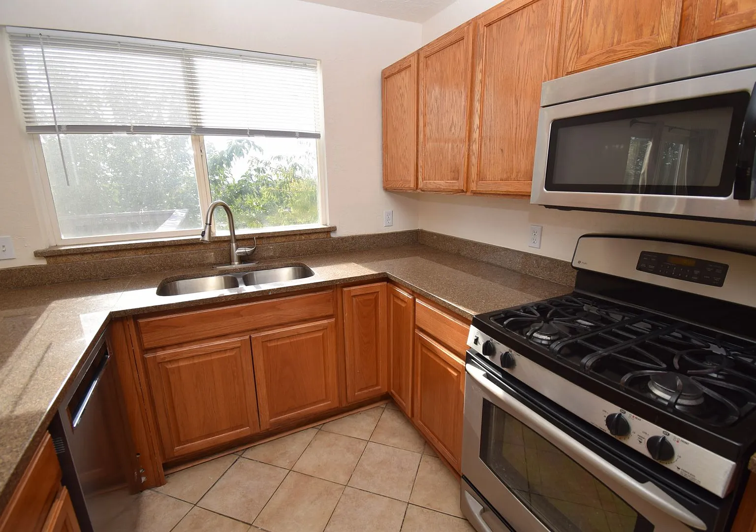 Great 5 Bed 2 Bath Home in Kearns — Photo 4