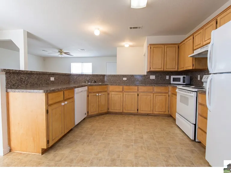 4607 Lloyd Dr — Photo 8