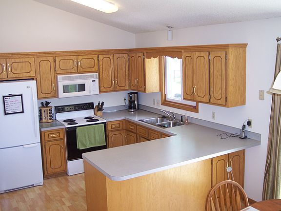 Kitchen w/lots of cabinets