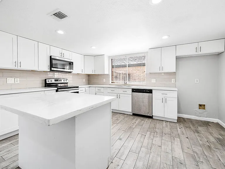 14315 Swanfield Dr — Photo 9