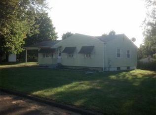 1 Green Willow Dr, Holyoke, MA 01040