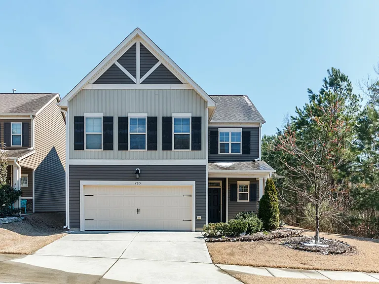 205 Roundhouse Ln — Photo 1