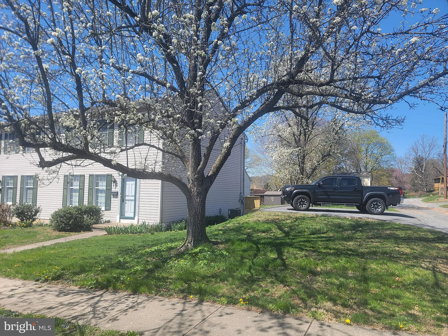 3 bed, 1.5 bath, 1440 sqft, $2,150 — Photo 2