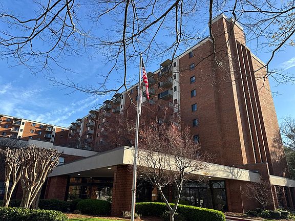2nd image of 300 Johnson Ferry Rd NE Unit B113