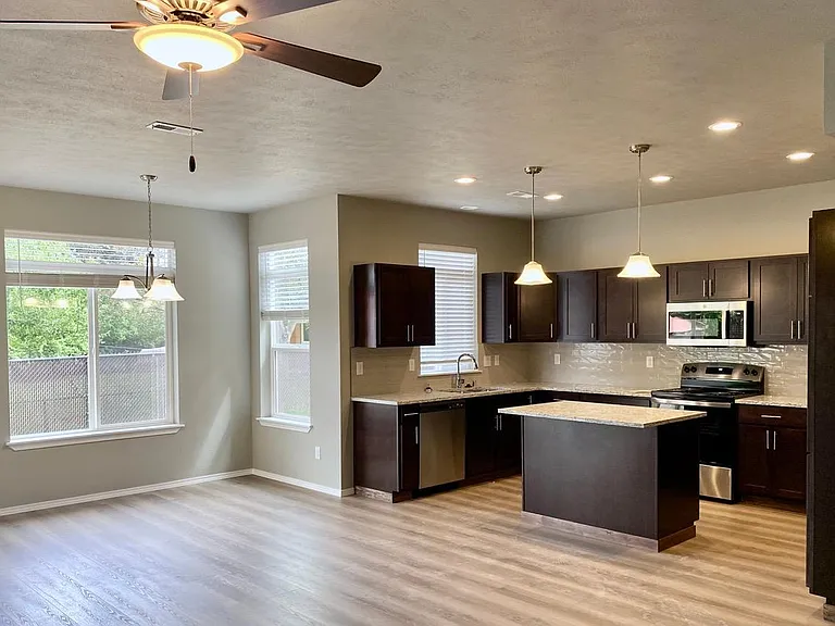 825 N Willow Ct — Photo 3