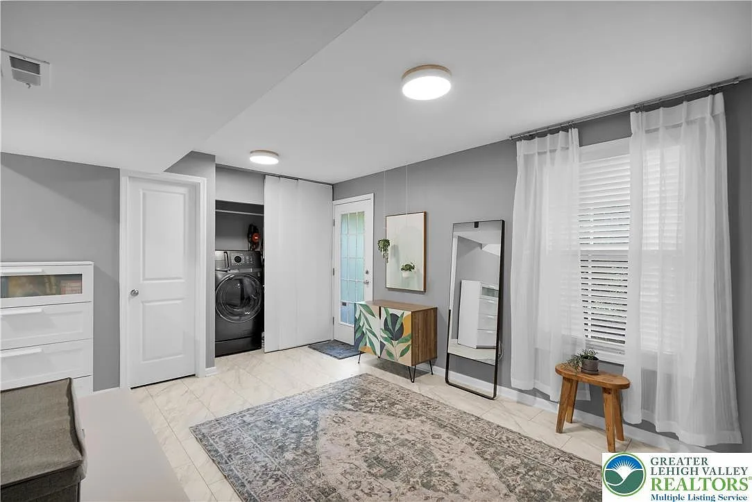 4 bed, 1.5 bath, 1910 sqft, $2,700 — Photo 4