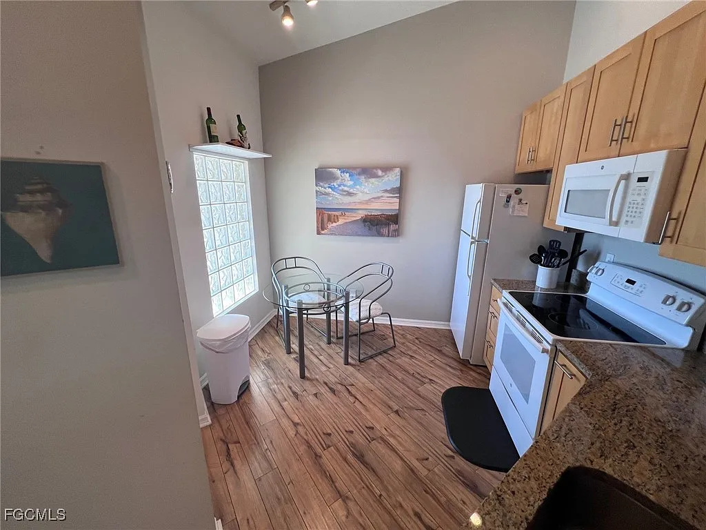 2 bed, 2.0 bath, 956 sqft, $3,000 — Photo 4
