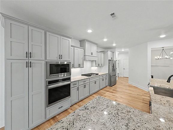 4th image of 1111 Red Maple St
