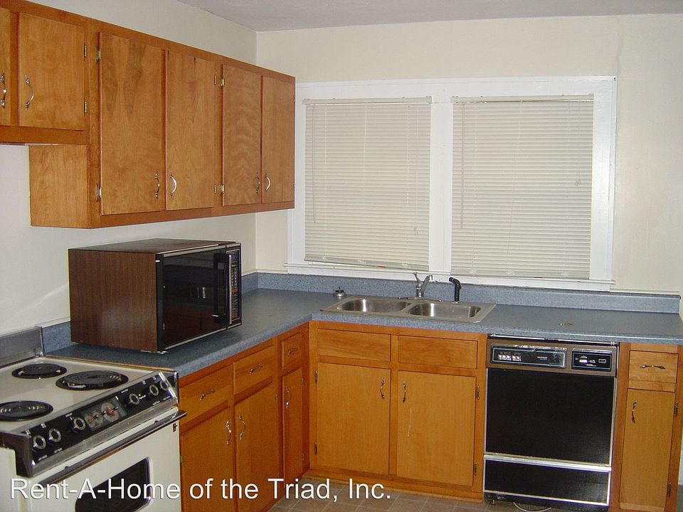 2nd image of 920 Lexington Ave APT B