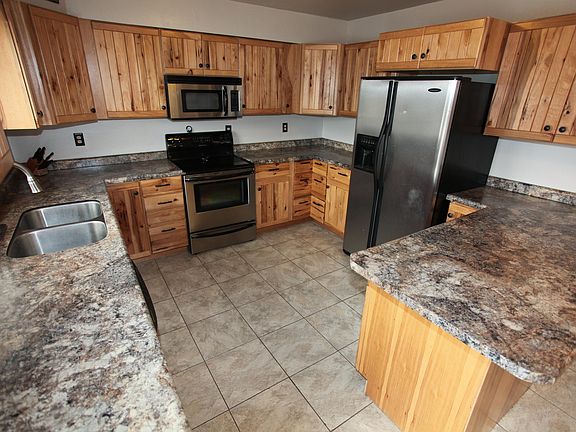 5th image of 916 University Ave