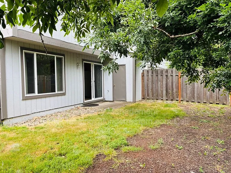 933A NW Sequoia Ave — Photo 5