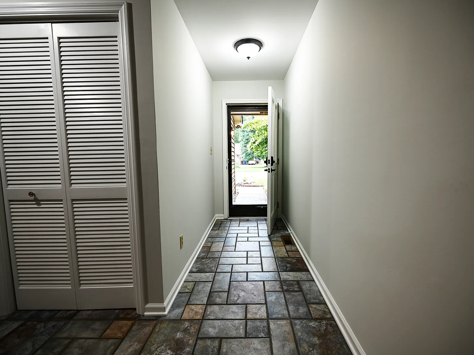 3 bed, 1896 sqft, $2,400 — Photo 3