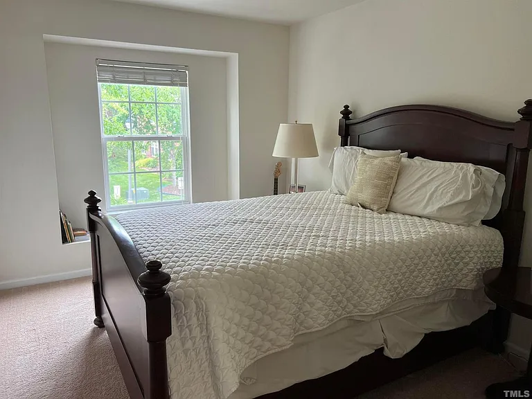 124 Longchamp Ln — Photo 8