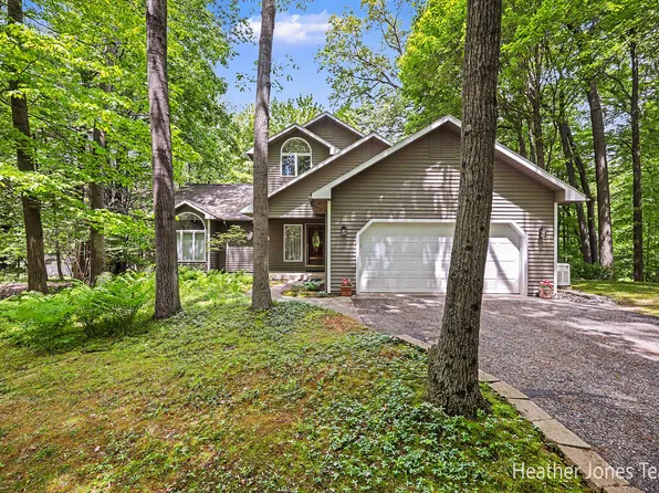 10288 Hathaway Dr, Greenville, MI 48838