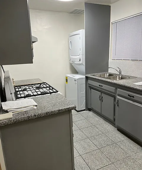 1147 Irving Ave #A — Photo 1